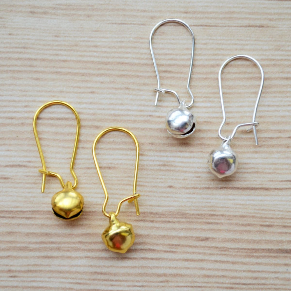 Dainty diamond studs earrings in clover flower design for everyday wear  [Video] | Diamond earrings studs, Diamond studs, Gold jewlery