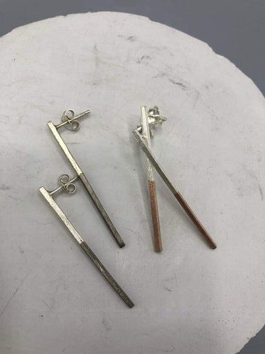 Earrings Long line stud earrings in silver half-coated gold or grey rhodium