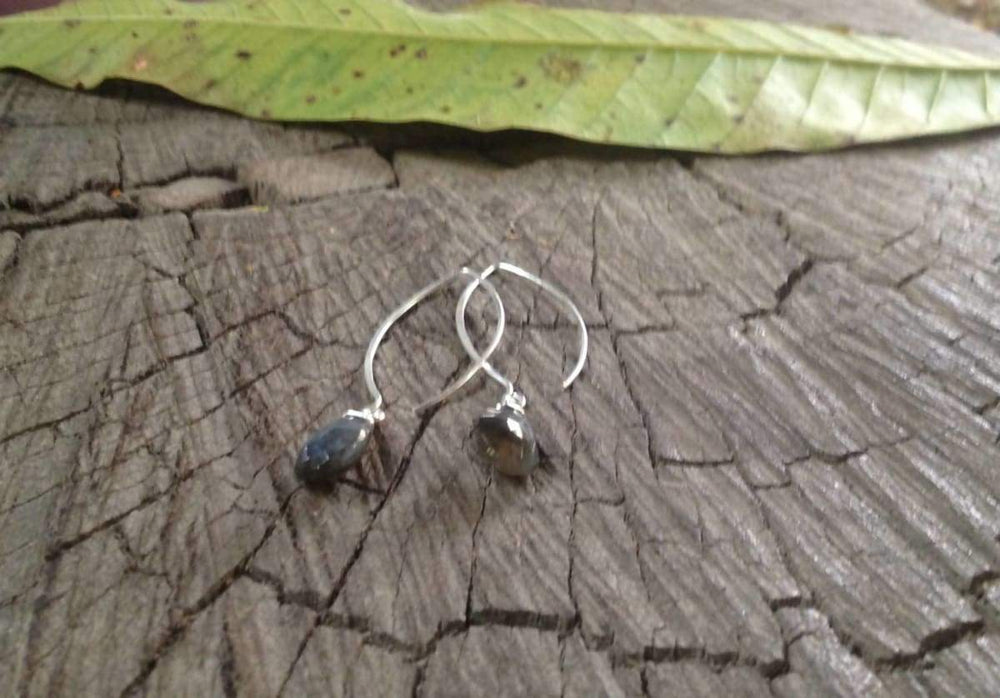 Earrings Silver wire earrings with labradorite drop